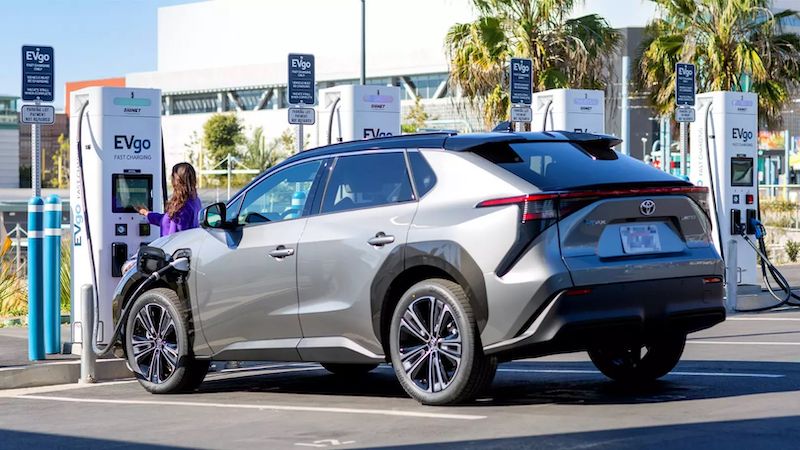 High Gas Prices Aren't Enough to Sway Consumers to EVs, Autolist Survey Finds