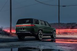 Rivian R1S, R1T Rated at Over 300 Miles by EPA