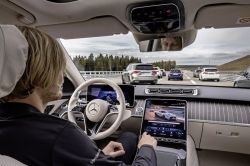 Mercedes Aims to Offer Hands-Free Driver-Assist System in 2022